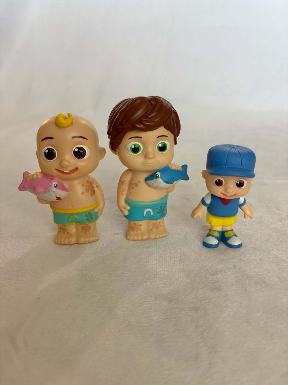 CoComelon JJ and TomTom Beach Day Figures with Sea Animals